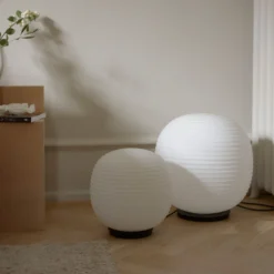 New Works Lampe De Table Lantern Globe Moyen -Lampe Rabais Magasin 501543 01 3 EnvironmentImage 6bab588b6b