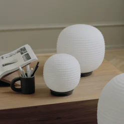 New Works Lampe De Table Lantern Globe Moyen -Lampe Rabais Magasin 501543 01 4 EnvironmentImage 59b81c23bb